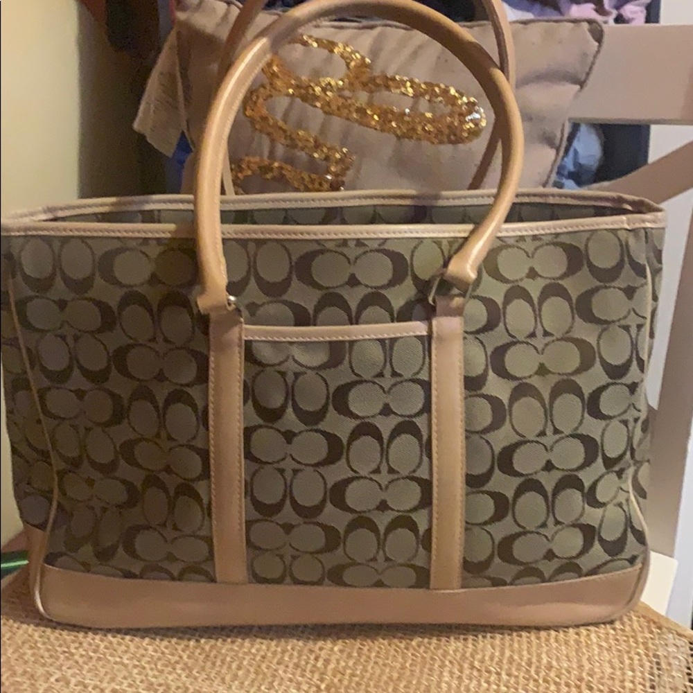Large COACH monogrammed bag brown tone 👜😊